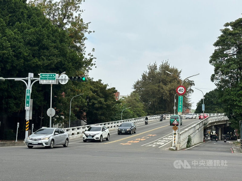 開元陸橋銜接台南北區重要幹道，隨著台南鐵路地下化施工，預定12月15日開始拆除，工期約3個月。中央社記者張榮祥台南攝  111年11月30日