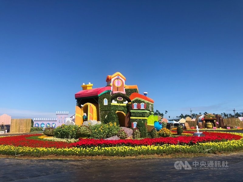 台中國際花毯節將於12月3日登場，主花毯「希望莊園」以南法城堡莊園為風格打造，每個整點還會有如咕咕鐘的表演秀。中央社記者趙麗妍攝  111年11月30日