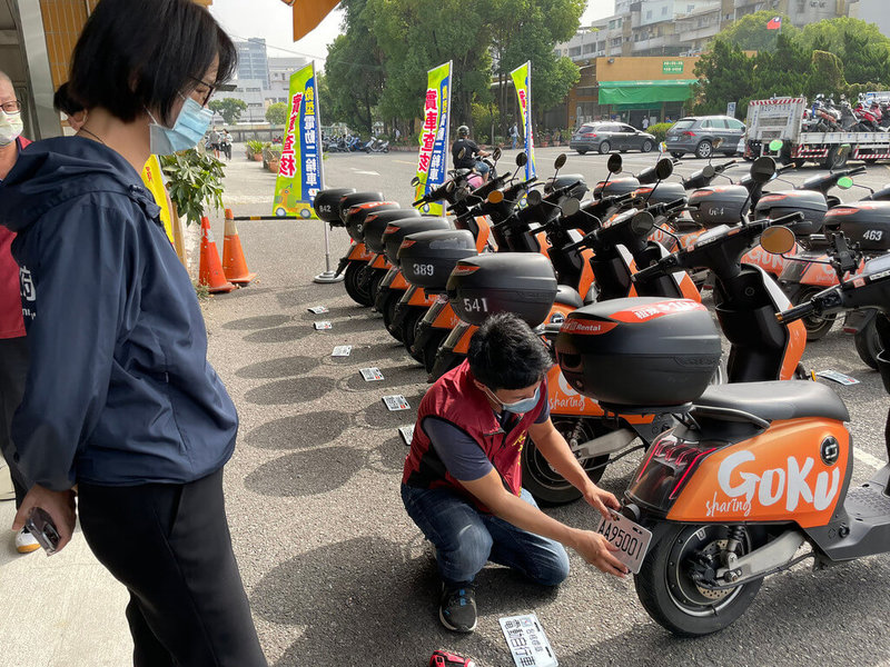 高雄市交通局表示，市內目前共有1200輛夠酷比共享微型電動二輪車提供服務，配合交通部修法納管正式上路，30日並與高雄市區監理所合作，輔導共享運具業者辦理微型電動二輪車投保、掛牌事宜。（高雄市交通局提供）中央社記者蔡孟妤傳真  111年11月30日