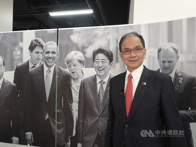 立法院長游錫堃率團訪日，30日拜會日本執政黨自由民主黨副總裁麻生太郎後，前往東京鐵塔觀賞正在舉辦的紀念前首相安倍晉三照片展，稱讚從照片展看得出安倍的內心世界，令人感動。中央社記者楊明珠東京攝 111年11月30日