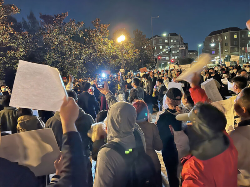 美國洛杉磯的南加州大學（USC）校園29日有上百人聚集，大多數都是中國留學生，舉白紙向中國境內的「白紙運動」表達支持。中央社記者林宏翰洛杉磯攝 111年11月30日