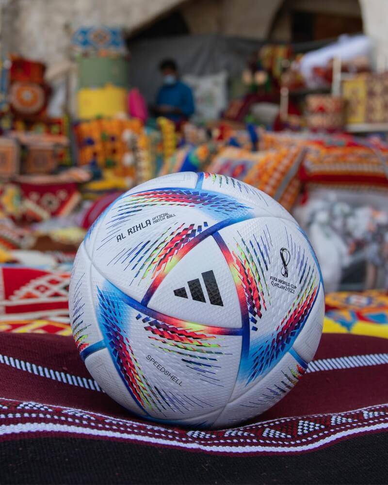 2022年卡達世界盃足球賽的比賽用球使用前需要充電。（圖取自facebook.com/fifaworldcup）