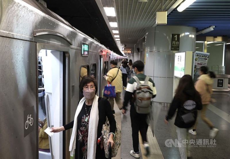 交通部台鐵局及台灣高鐵公司提醒旅客，進入車站後至出站前，包括在車廂及月台上，仍須戴口罩，飲食期間可暫時取下。圖為4日通勤旅客搭乘區間車。（中央社檔案照片）