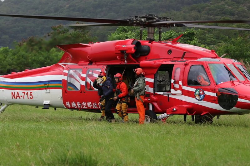 22歲越南籍楊姓男子跟團攀能高安東軍登山路線，30日清晨在海拔3200多公尺的能高南峰營地高山症發作，花蓮縣消防局獲報後，同步請求空勤總隊出動黑鷹直升機上山救援，將人救下山治療。（民眾提供）中英社記者張祈傳真  111年11月30日