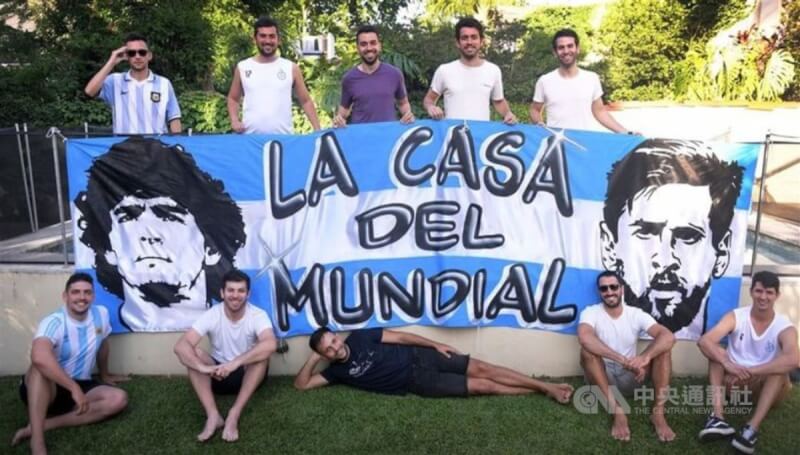 約10名阿根廷年輕人集資合租獨棟透天厝，打造成為「世足之家」。他們在世足月中共同生活，一起觀看每場球賽，享受4年一次的世足盃時光。（圖取自Instagram社群平台）中央社記者黃韻如布宜諾斯艾利斯傳真 111年11月30日