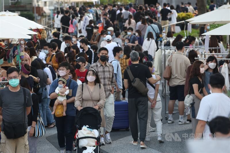 圖為27日民眾戴口罩在台北市中山區逛街。（中央社檔案照片）