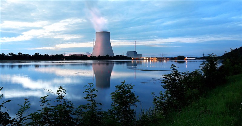 德國總理蕭茲下令讓德國現存的3座核電廠持續運轉到明年4月。圖為南部的伊薩核電廠（Isar）。（PreussenElektra提供）中央社記者林育立柏林傳真 111年11月30日