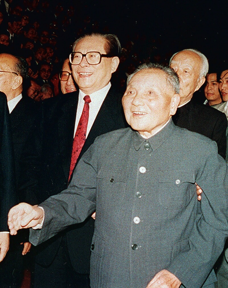 圖為1992年中共14大，時任總書記江澤民（前左）與鄧小平（前右）合影。（共同社）