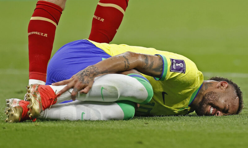 巴西足球名將內馬爾在世足小組賽首戰扭傷腳踝。（共同社）