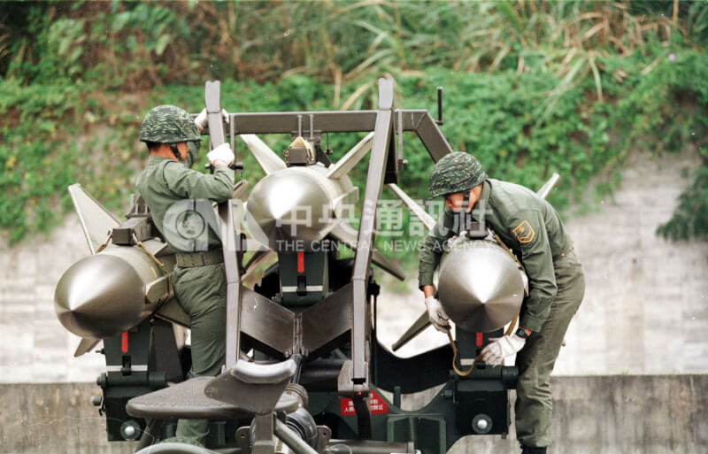 共軍從1995年7月起舉行密集軍事演習，企圖影響台灣的立法委員及總統選舉。圖為1996年春節期間，我國陸軍飛彈部隊操演武器裝備。（中央社檔案照片）