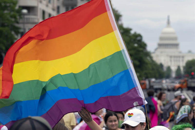 美國聯邦參議院29日通過法案，保障同性婚有聯邦認定的地位。圖為去年6月12日美國民眾在華盛頓自由廣場舉彩虹旗支持LGBTQIA+族群。（美聯社）