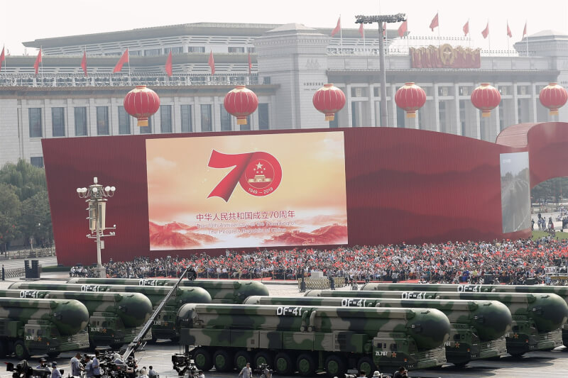 美國國防部29日發布中國軍力報告，估北京2035年前恐坐擁1500枚核彈。圖為2019年中國國慶展示東風41型核子洲際飛彈。（中新社）