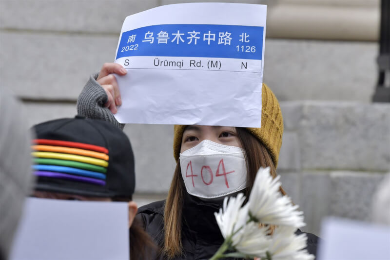 圖為哈佛大學學生29日聲援中國反對清零政策的「白紙運動」抗爭群眾。（美聯社）