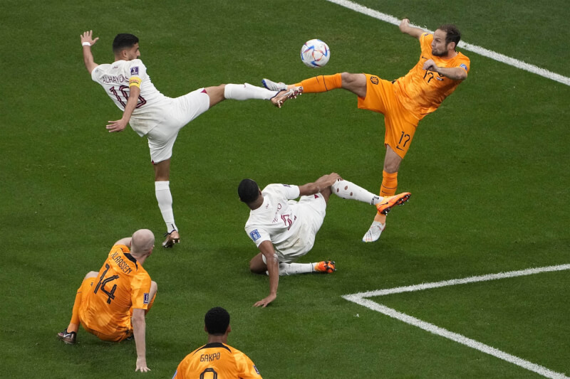 「橙衣軍團」荷蘭30日以2比0輕取地主卡達，也順利闖進世界盃16強淘汰賽。（美聯社）