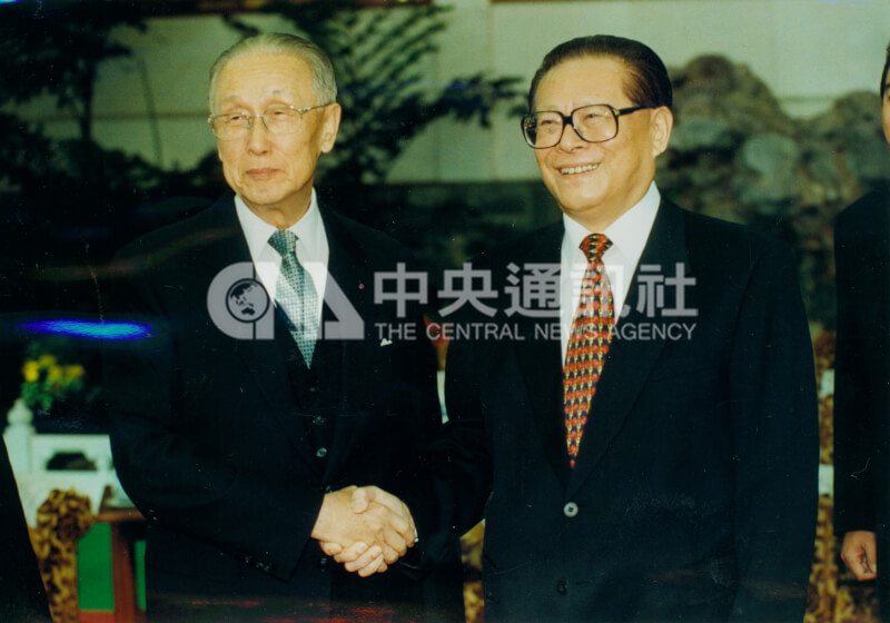 圖為1998年中共總書記江澤民（右）在中國北京釣魚台賓館與海峽交流基金會董事長辜振甫會面握手致意。（中央社檔案照片）