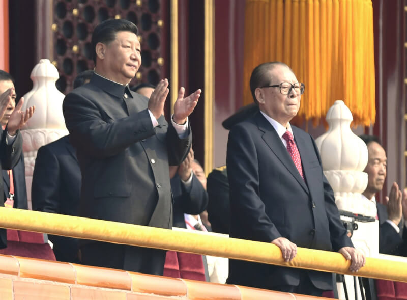 中國第3代領導人江澤民30日病逝。圖為江澤民（右）、現任中國國家主席習近平（左）出席2019年中共建國70週年慶典。（共同社）