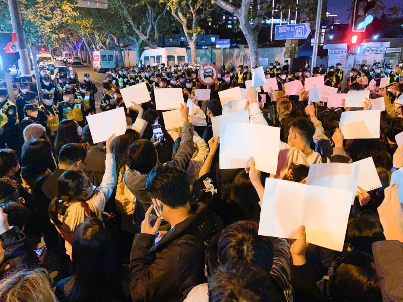 中國上海民眾27日舉白紙抗議防疫清零政策。（共同社）