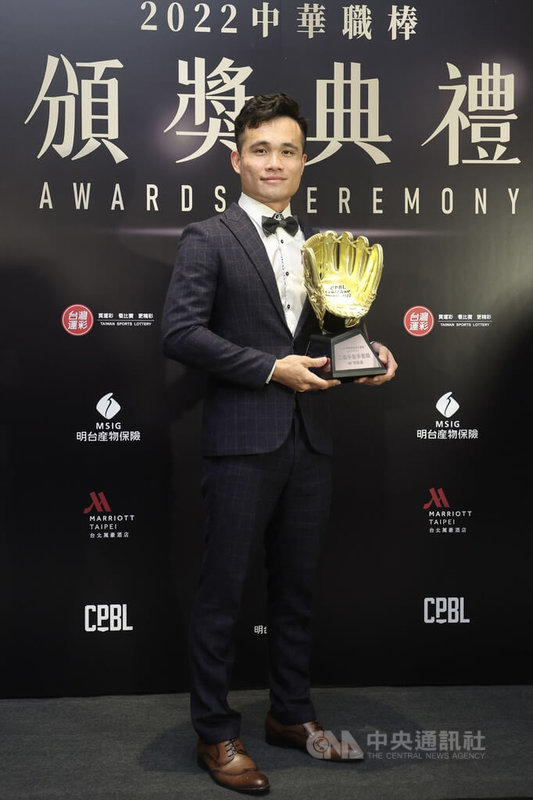 2022中華職棒頒獎典禮30日在台北舉行，味全龍隊野手李凱威首度拿下金手套二壘手獎，他說，明年希望可以挑戰打擊獎項、最佳9人也是目標。中央社記者吳家昇攝  111年11月30日