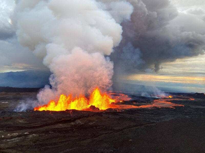 美國夏威夷毛納羅亞火山29日噴出高達60公尺的熔岩泉。（路透社）