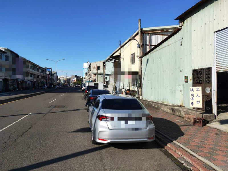 楊姓男子日前到台中市太平區馬卡龍公園遊玩，將車子停放在街口，70多歲林姓老翁不滿車子擋到工廠車輛進出，遂持棍棒逼男子離開，楊男事後報警處理。圖中非當事車。（民眾提供）中央社記者趙麗妍傳真  111年12月1日