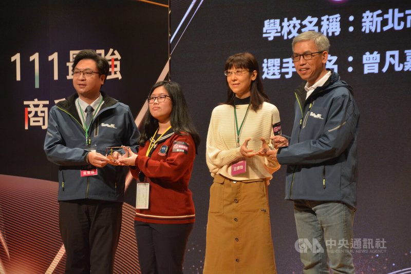 全國高級中等學校111學年度商業類學生技藝競賽1日在新北市政府禮堂頒獎,教育部主任祕書廖興國(左)、新北市三重商工校長李立泰(右)頒獎表揚優勝學生與指導老師。中央社記者黃旭昇新北攝 111年12月1日