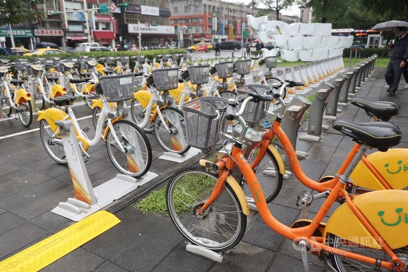 台北市YouBike1.0系統（右）將在3日停止營運，堪用自行車將辦理移撥及轉贈作業；未來以2.0系統（左）為主。中央社記者張新偉攝  111年12月1日