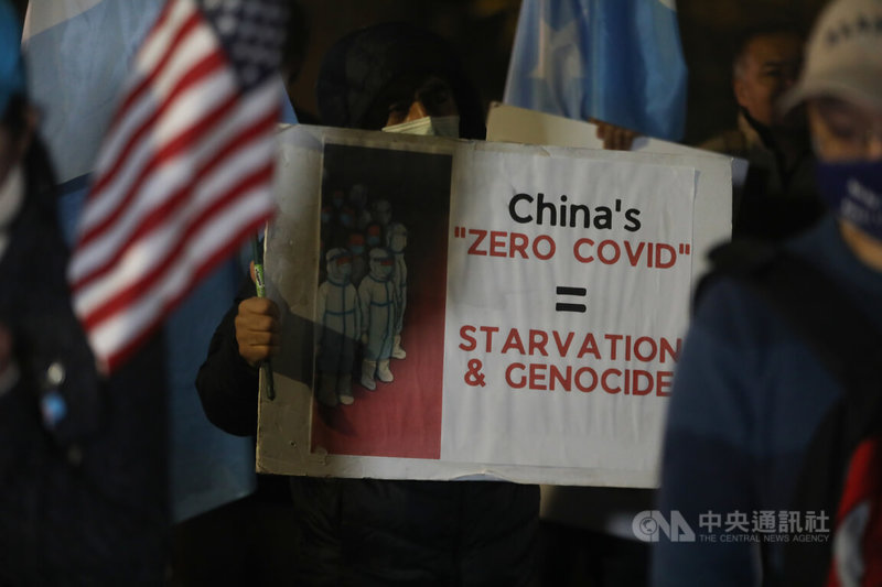數十名旅美中國人、維吾爾族人11月30日晚間頂著寒風，聚集在中國駐美大使館外聲援「白紙運動」，一名抗議民眾高舉標語，批評中共「清零政策」。中央社記者徐薇婷華盛頓攝 111年12月1日