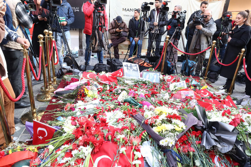 伊斯坦堡貝伊奧盧區的獨立大街人氣鼎盛，13日發生爆炸案後，遭炸毀的花圃被清除，上頭擺滿追悼死者的鮮花及照片。圖攝於11月14日。中央社記者鍾佑貞伊斯坦堡攝 111年12月1日