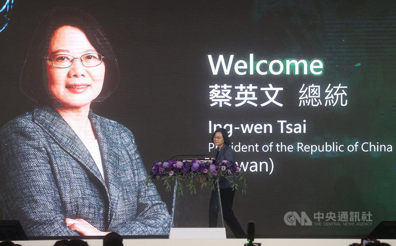 總統蔡英文1日出席台灣醫療科技展開幕典禮致詞表示,面對全球疫後復甦及供應鏈快速重組,政府目標很明確,要加速醫療產業跨領域整合,持續擴大台灣健康產業優勢,為市場帶來更多商機。中央社記者鄭傑文攝 111年12月1日