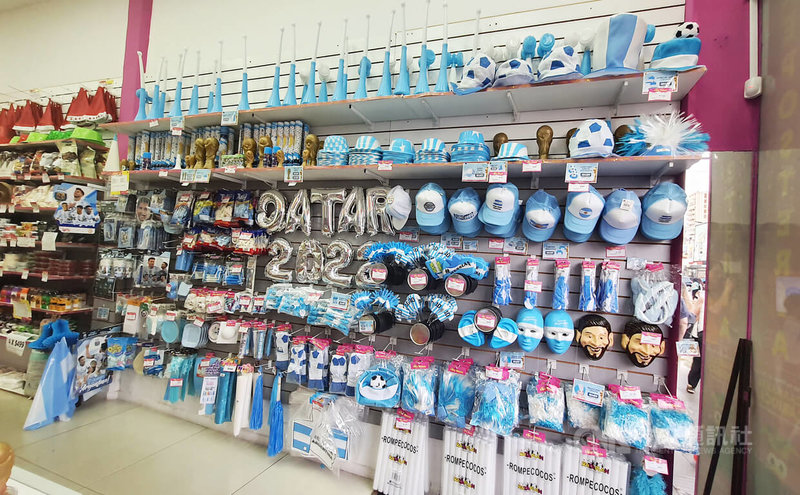 阿根廷商店擺滿卡達世足賽的相關裝飾，以藍白兩色調凸顯為阿根廷球隊加油的心情，吸引民眾購買。中央社記者黃韻如布宜諾斯艾利斯攝 111年12月1日
