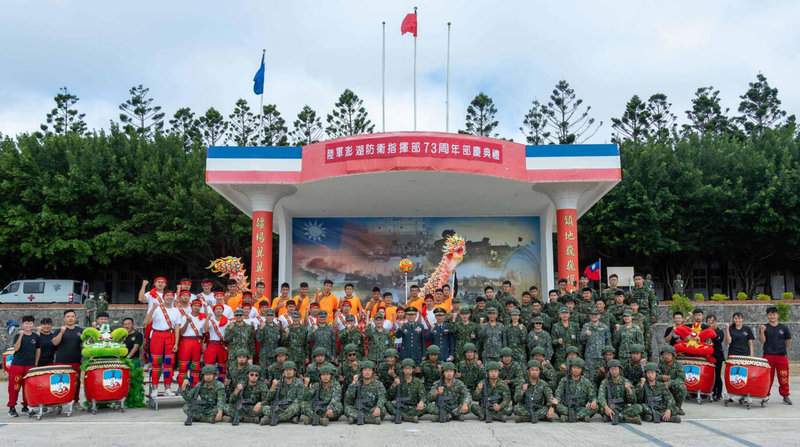 陸軍澎湖防衛指揮部1日舉行73週年部慶典禮，表揚綜合戰技與射擊競賽各項優秀人員，並進行晉任人員授階典禮，並安排系列活動，展現鎮疆部隊允文允武一面及捍衛國土安全決心。（澎湖防衛部提供） 中央社  111年12月1日