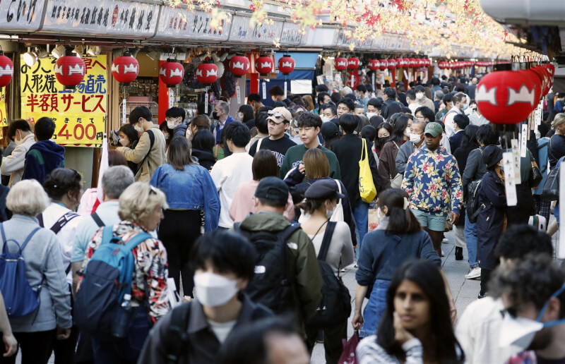 日本專家認為全國已進入第8波COVID-19疫情。圖為11月東京熱門景點淺草寺前。（中央社檔案照片）