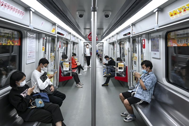 廣州多區11月30日宣布解除疫情防控臨時管控區，恢復正常交通運輸。圖為廣州市海珠區市民乘坐地鐵。（中新社）