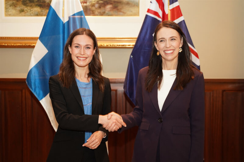 紐西蘭女總理阿爾登（右）與芬蘭女總理馬林（左）30日舉行聯合記者會，巧妙回應記者的性別與年齡問題。（法新社）