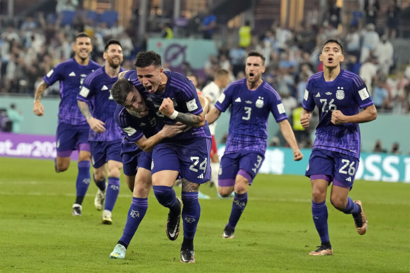 世界盃阿根廷1日對上波蘭，阿爾瓦雷茲（第一排左）進球後，隊友送上擁抱。（美聯社）