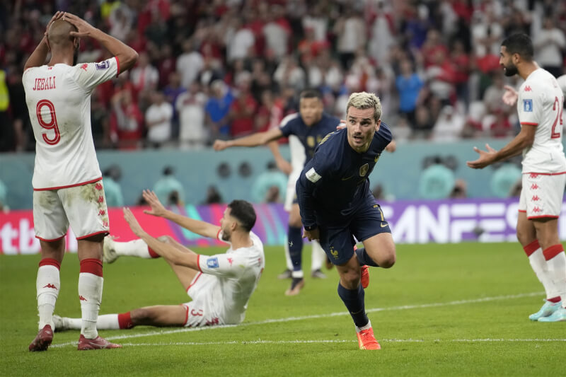 法國與突尼西亞在世界盃小組賽最後一戰，法國隊前鋒格里茲曼（右二）在門前撿到球直接起腳破門，成功將比數追成1比1平。（美聯社）