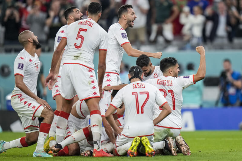 突尼西亞1日在世界盃小組賽擊敗法國，球員開心慶祝。（美聯社）