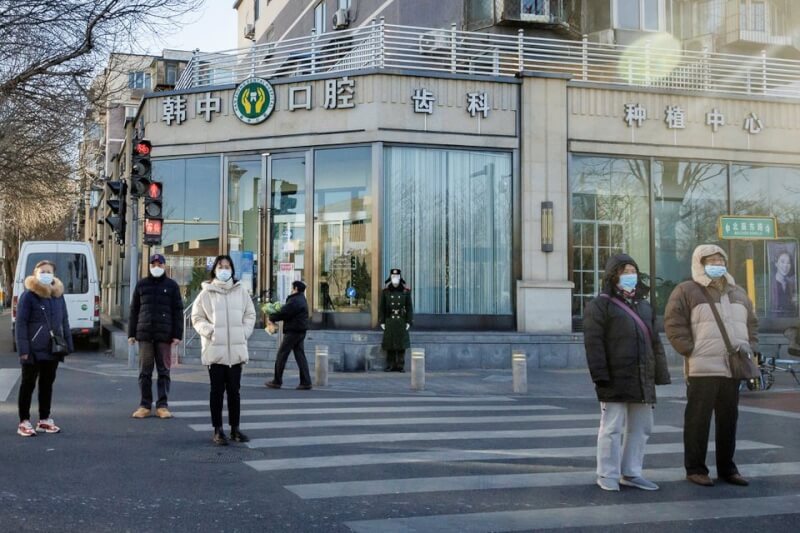 據陸媒報導，北京和廣州已經有社區允許感染COVID-19的民眾居家隔離。圖為1日北京街頭。（路透社）