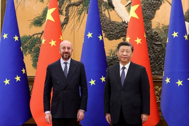 圖為中國國家主席習近平（右）與歐洲理事會主席米歇爾（左）1日在北京會談。（European Union/Handout via 路透社）