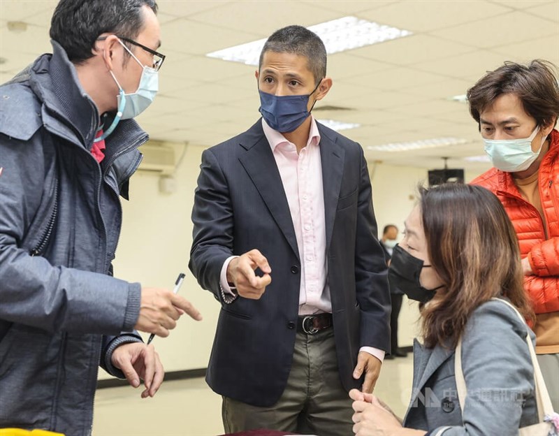 台北市長當選人蔣萬安請辭立委後，北市第3選區立委缺額將補選，民進黨徵召壯闊台灣聯盟理事長吳怡農（中）參選，他1日下午親自前往北市選委會登記。中央社記者鄭清元攝 111年12月1日