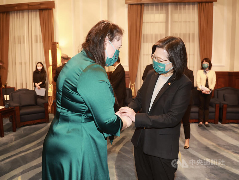 總統蔡英文（前右）2日在總統府接見英國國會下議院外交委員會訪問團，與委員會主席克恩斯（Alicia Kearns）（前左）握手致意，歡迎他們來訪台灣。中央社記者張皓安攝  111年12月2日