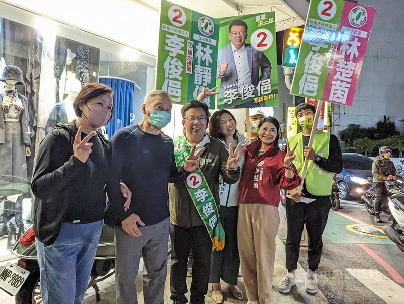 嘉義市長選舉18日將投票，民進黨籍參選人李俊俋（左3）2日晚間與同黨立委林靜儀（左4）、林楚茵（右2）到嘉義市文化路掃街拜票，尋求民眾支持。中央社記者姜宜菁攝  111年12月2日