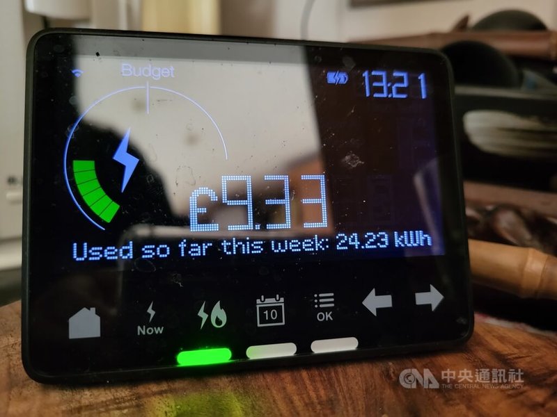 國際能源價格飆升，民眾收到的帳單金額居高不下。為節省開支，節約能源是必要手段，英國的能源零售供應商提供用戶「聰明」計費量表，民眾可自行設定預算並追蹤電力和熱能用量，避免超支。中央社記者陳韻聿倫敦攝 111年12月2日
