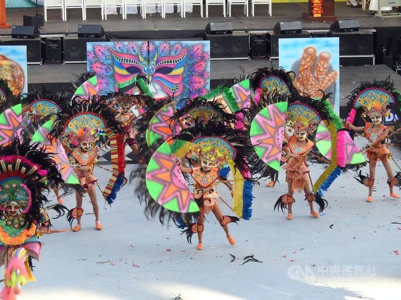 面具嘉年華（MassKara）是菲律賓中部大城巴科洛德市（Bacolod）最盛大的慶典。音樂一下，歡樂歌舞立刻使現場陷入沸騰。攝於10月23日。中央社記者陳妍君巴科洛德市攝  111年12月2日