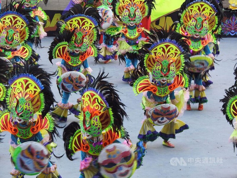 面具嘉年華（MassKara）是菲律賓中部大城巴科洛德市（Bacolod）最盛大的慶典，堪稱菲律賓版的巴西狂歡節。攝於10月23日。中央社記者陳妍君巴科洛德市攝  111年12月2日