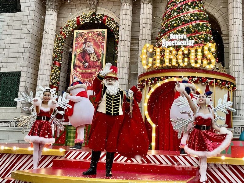疫情緩解，新加坡遊客逐步回流，新加坡環球影城2022年也恢復大型耶誕活動，主打聖誕老人領軍的馬戲團演出，還下起了「熱帶雪」。攝於11月30日。中央社記者侯姿瑩新加坡攝  111年12月2日