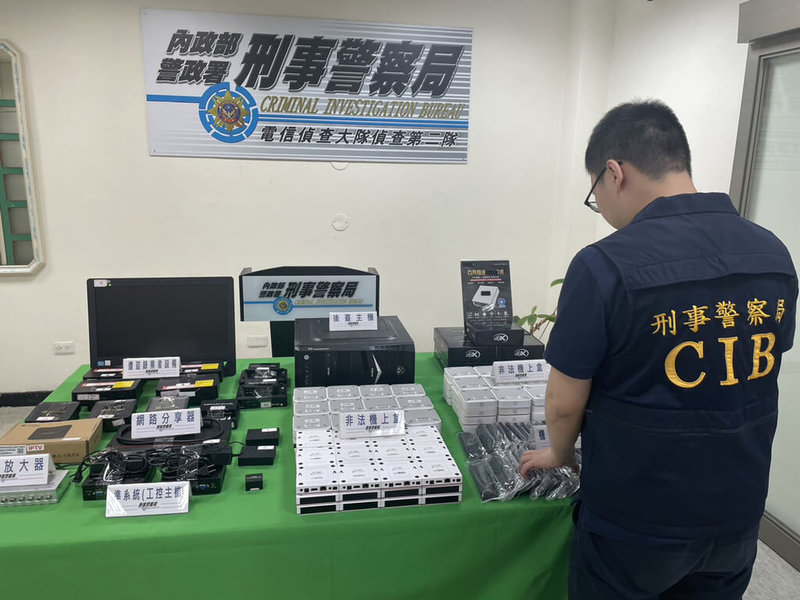 刑事局電信偵查大隊第二隊針對非法OTT機上盒及盜錄機房查緝，日前查獲林姓男子等人涉案，並查扣非法機上盒、網路分享器等證物。（警方提供）中央社記者蘇木春傳真  111年12月2日