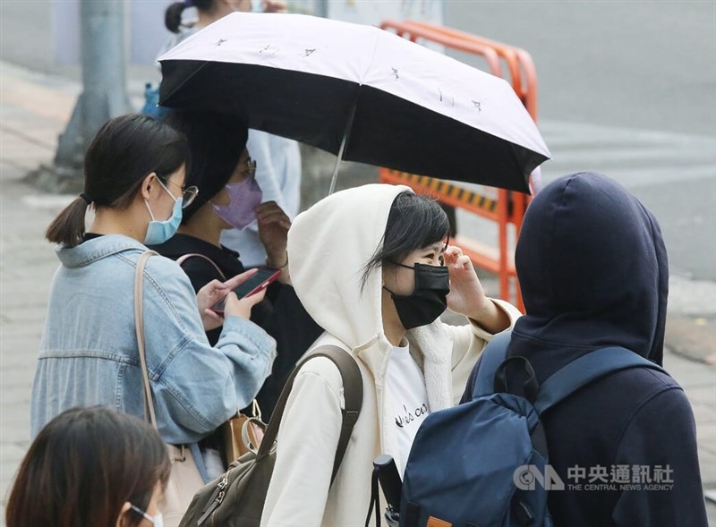圖為台北市街頭民眾穿上外套。（中央社檔案照片）