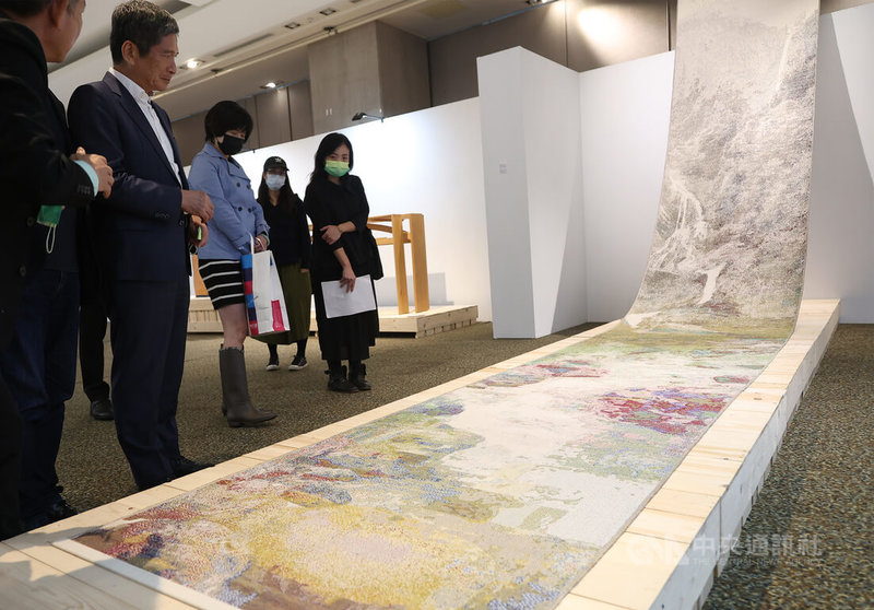 文化部長李永得（前左2）2日在新光三越台北信義新天地出席「台灣工藝演譯28＋」特展開幕典禮暨記者會，在特展現場展示多個作品。中央社記者張新偉攝  111年12月2日