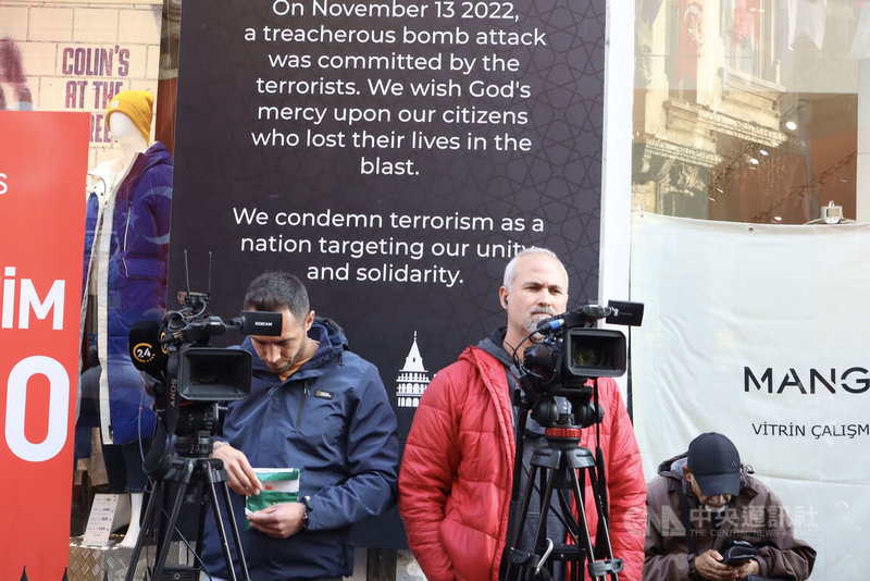 根據「自由之家」最新全球言論自由報告，土耳其屬「不自由」類別。在「無國界記者組織」2021年發布的世界新聞自由指數中，土耳其在180國家中，排名第153位。圖為報導塔克辛廣場爆炸事件的記者，攝於11月14日。中央社記者鍾佑貞伊斯坦堡攝  111年12月2日